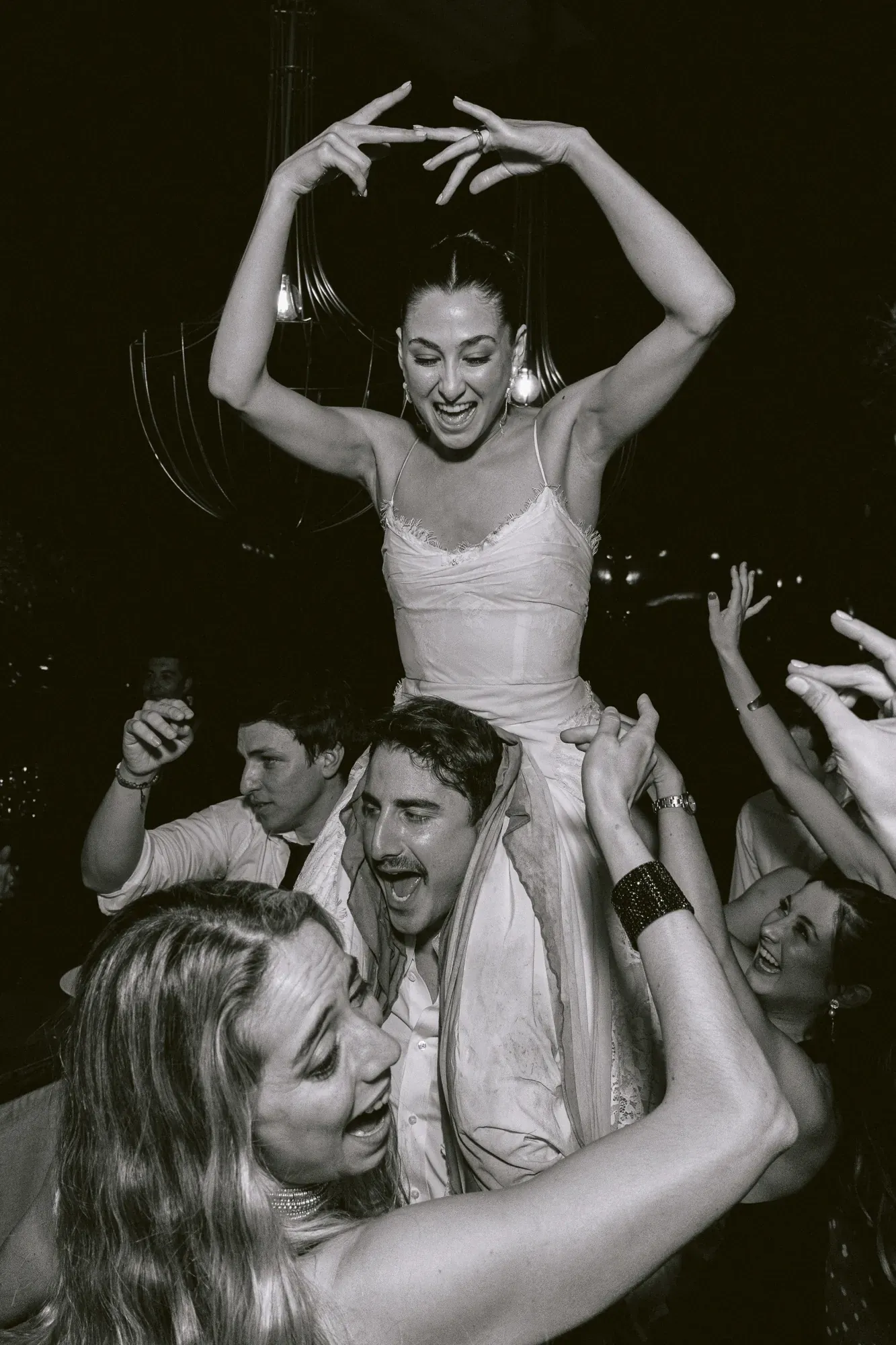Levantan a la novia en la pista de baile