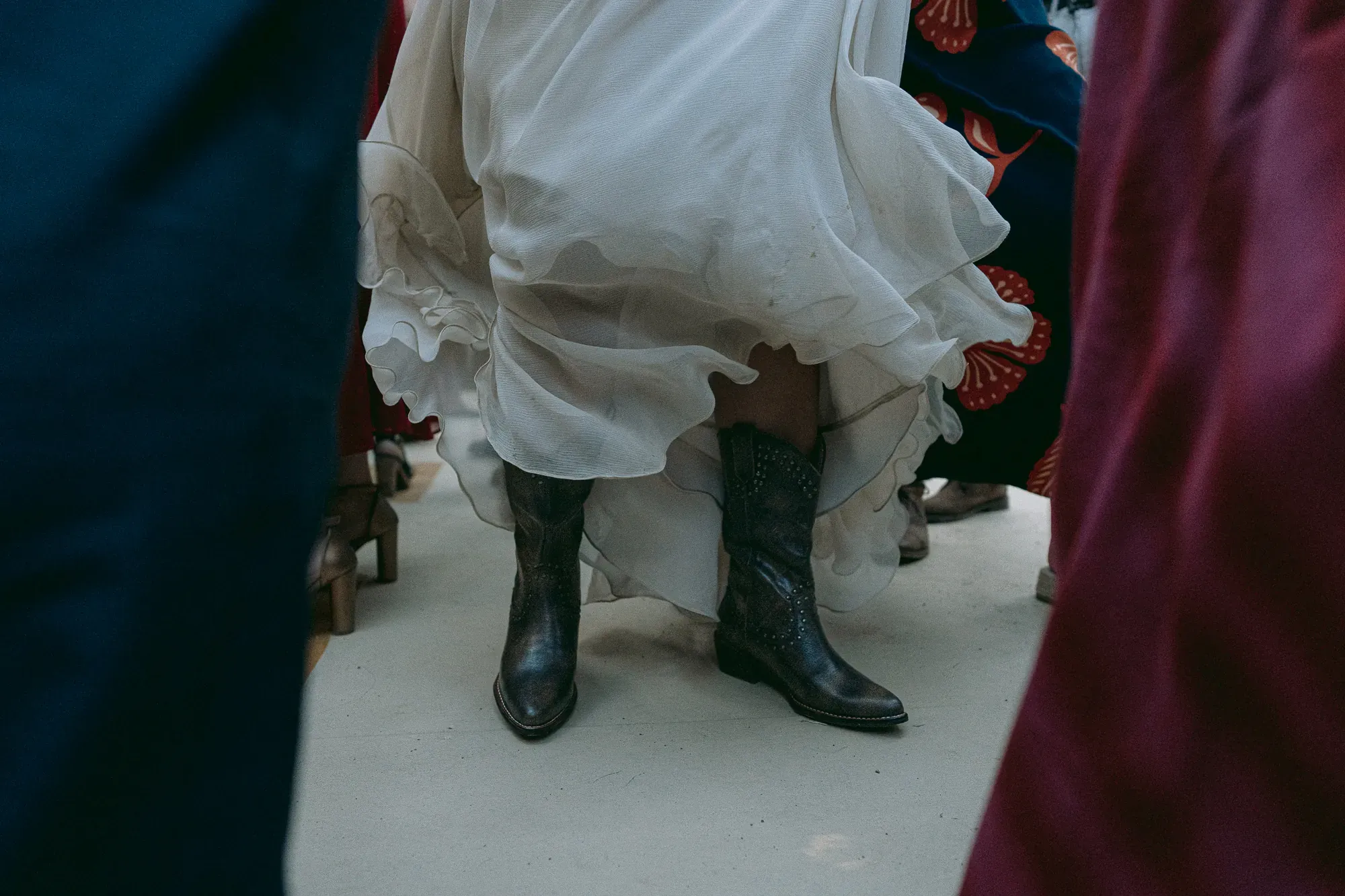 La novia baila con botas entre los invitados