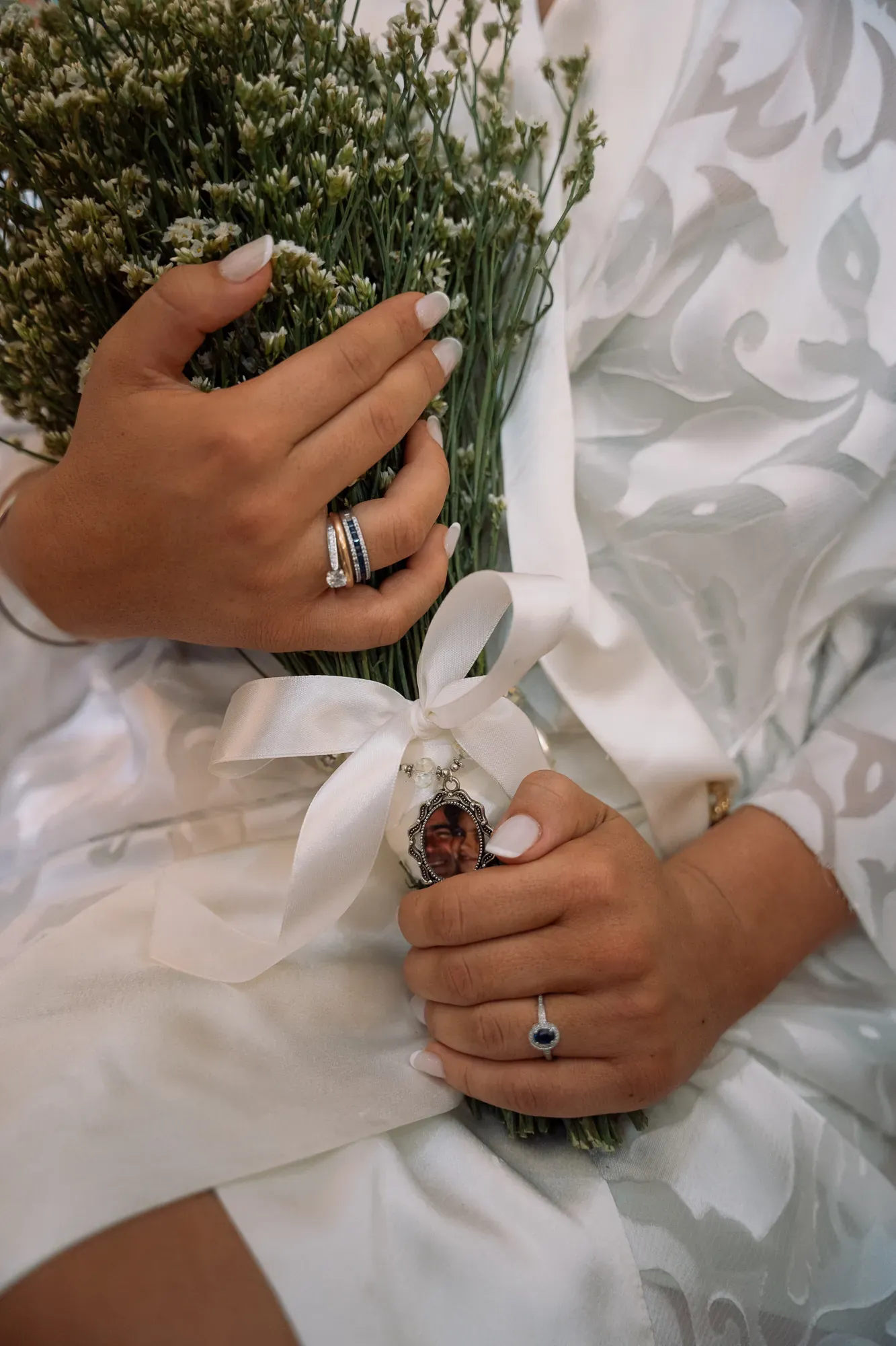 Las manos de la novia sostienen el ramo