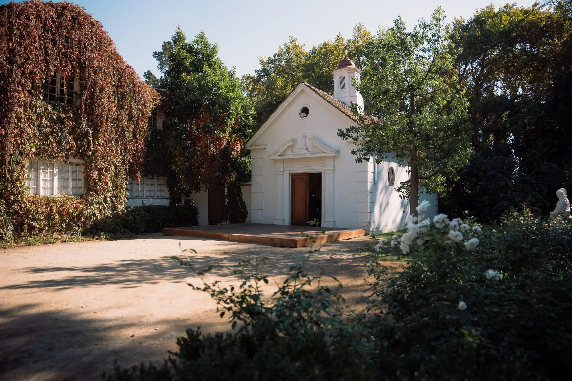 Una capilla blanca entre árboles