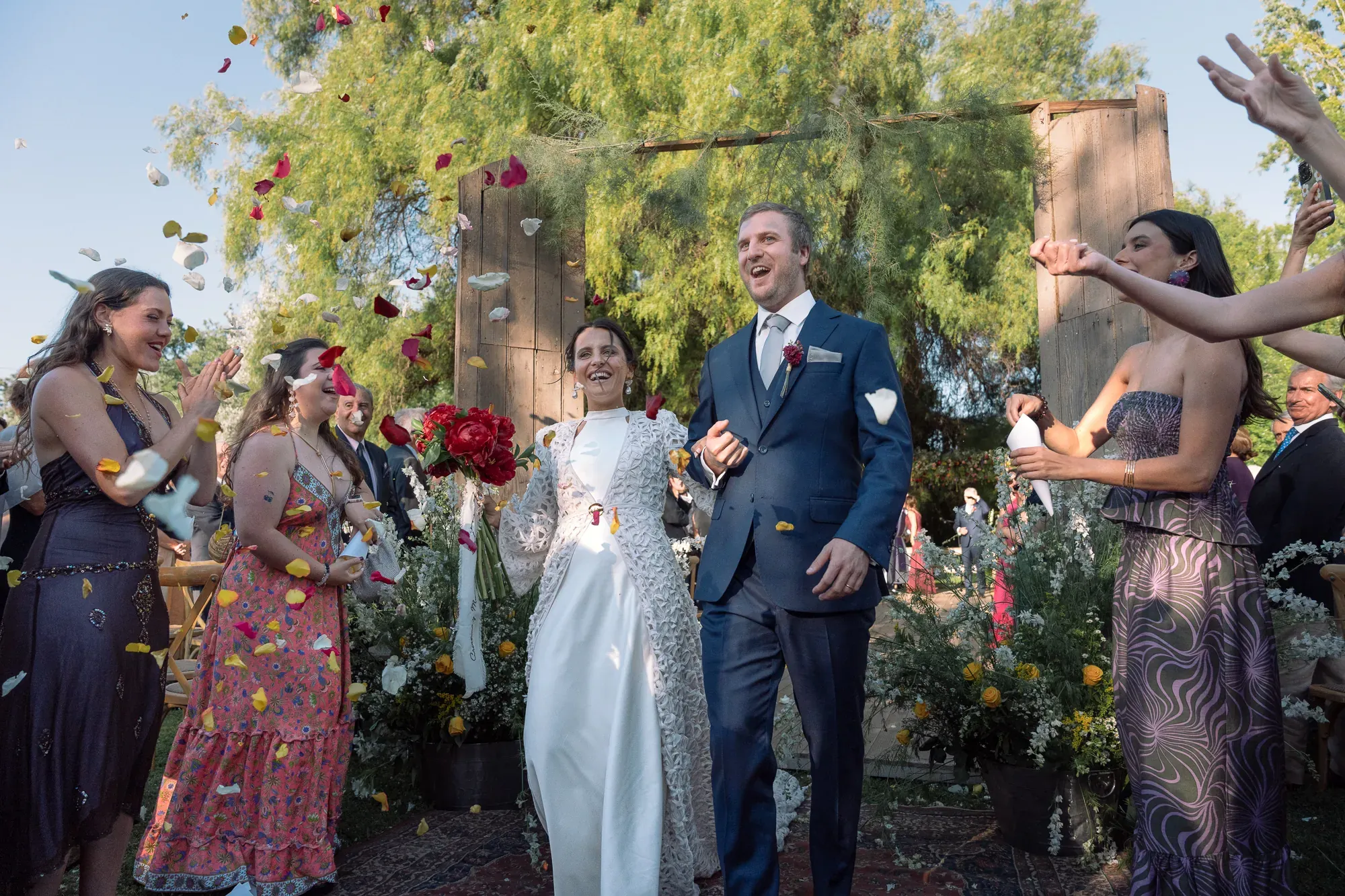Los novios salen entre pétalos