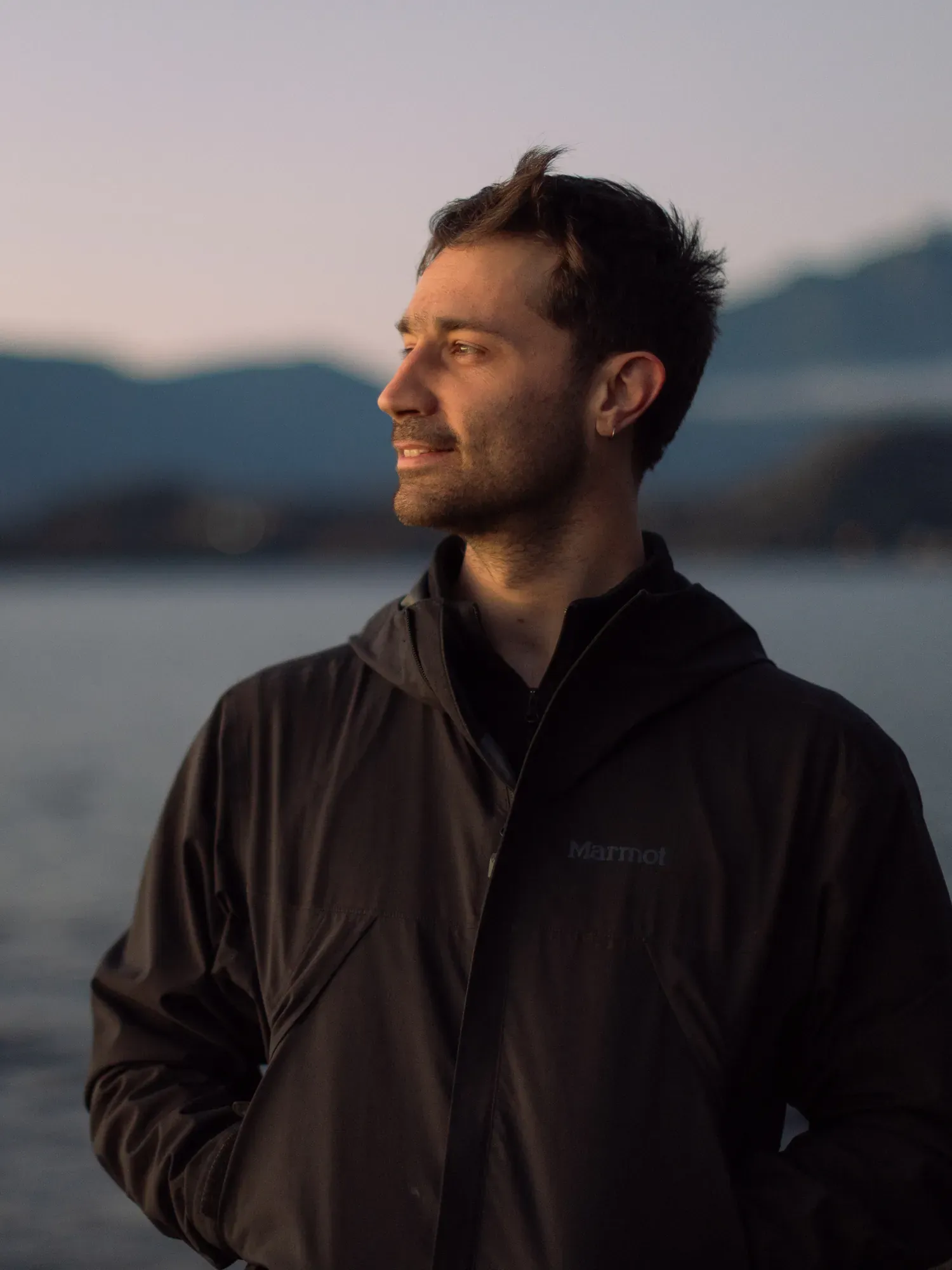 Edu Cifuentes, mirando al mar al atardecer